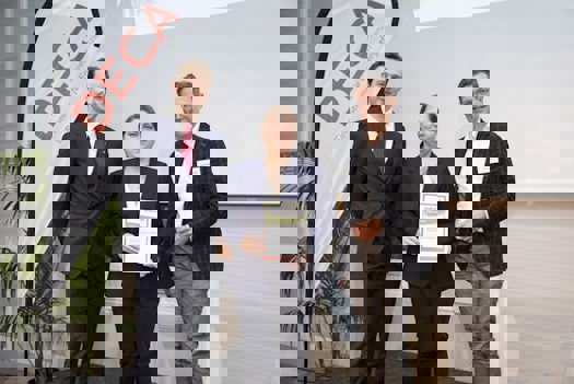 Doris Hofbauer (Takeda) und Johannes Riedl (AIT) nehmen den Preis für das Projektteam entgegen.