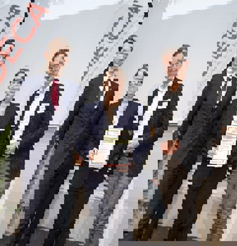 Doris Hofbauer (Takeda) und Johannes Riedl (AIT) nehmen den Preis für das Projektteam entgegen.